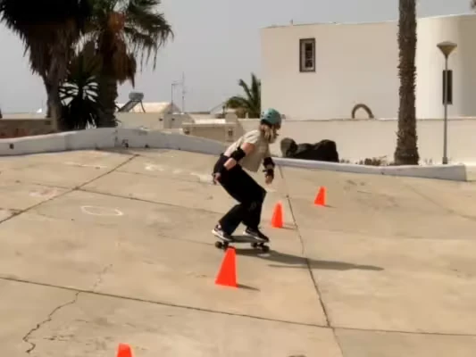 Una joven practica surfskate en un skatepark cuya superficie imita una ola.