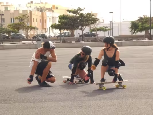 Clase de surfskate con Take Off Personal Surftraining en Lanzarote, centrada en el equilibrio, la postura y técnica para maniobras.