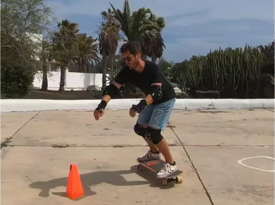 Clase de surfskate con Take Off Personal Surftraining en Lanzarote, centrada en el equilibrio, la postura y técnica para maniobras.